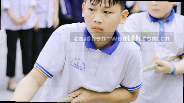 一张整洁的书桌，笔记本和手机静候通话。